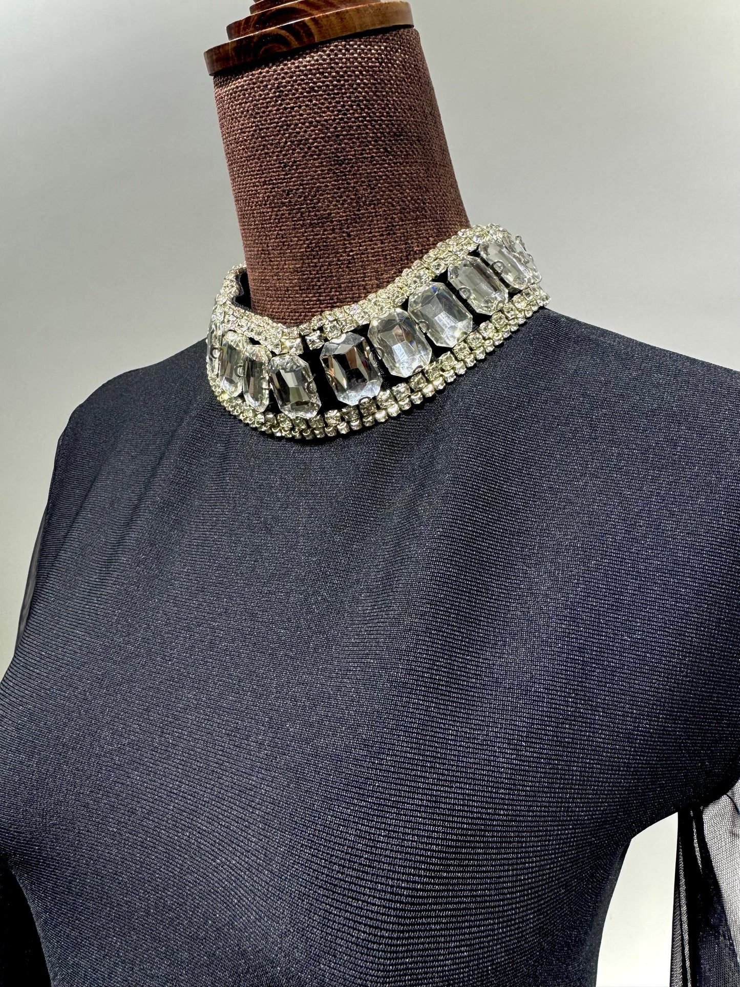 فستان اسود اكمام شيفون