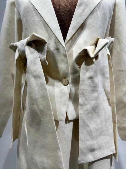 بليزر فيونكات مع تنورة لينن