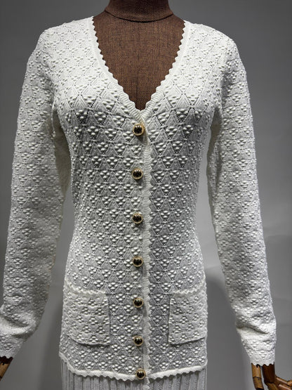 فستان ابيض كم طويل