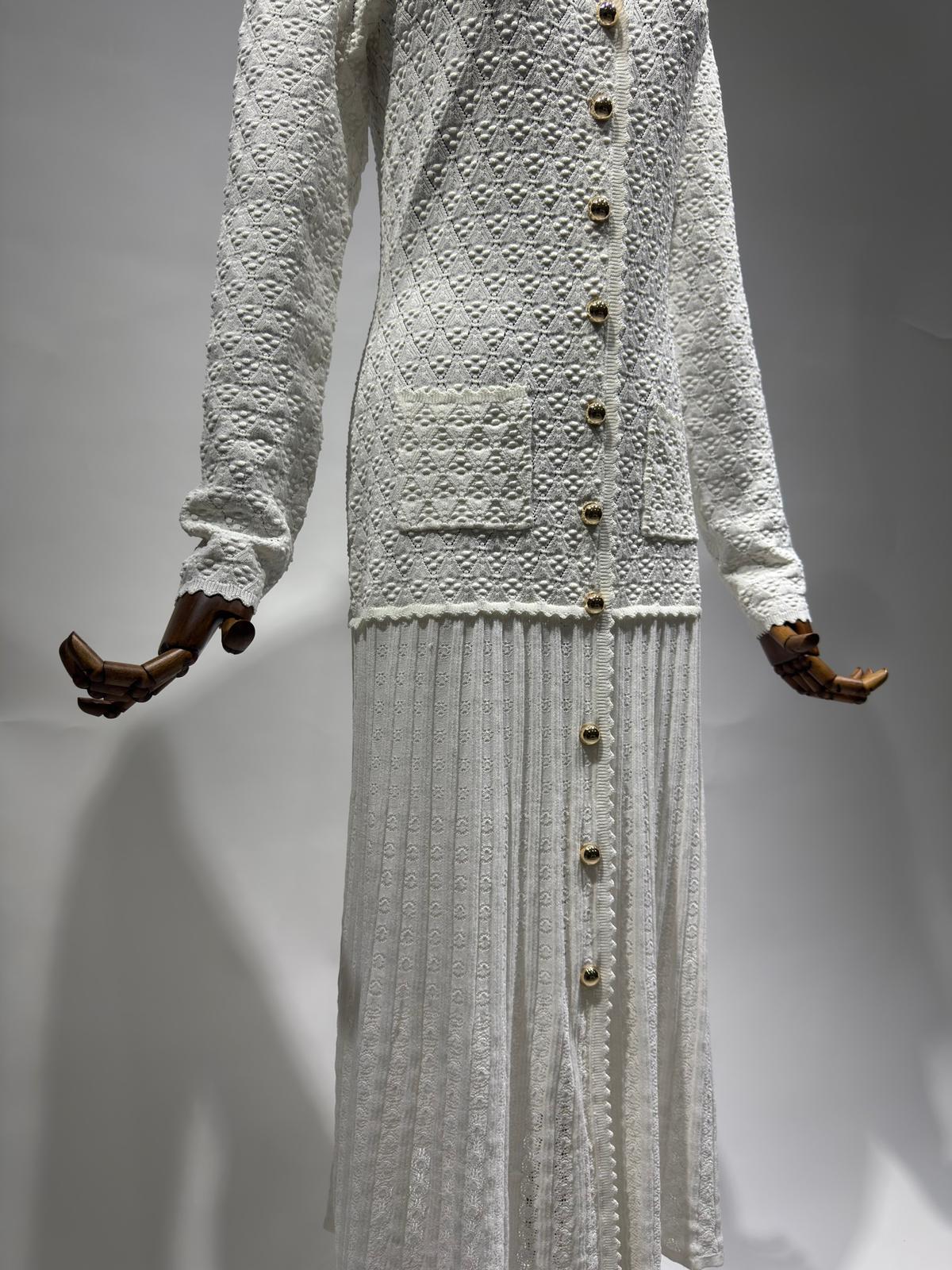 فستان ابيض كم طويل