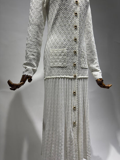 فستان ابيض كم طويل